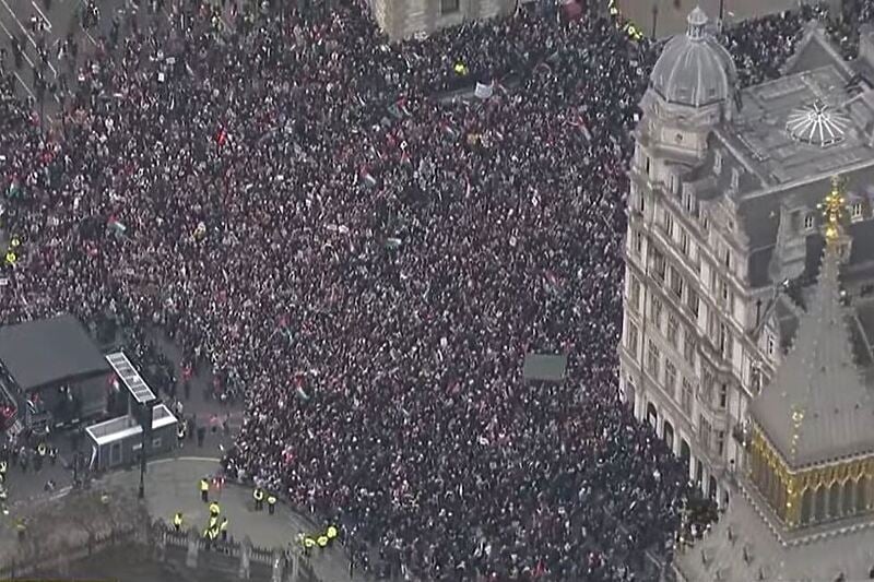 (Video) Novi masovni propalestinski protesti u Londonu, učesnici nosili veliku lutku “male Amal” | RTV7