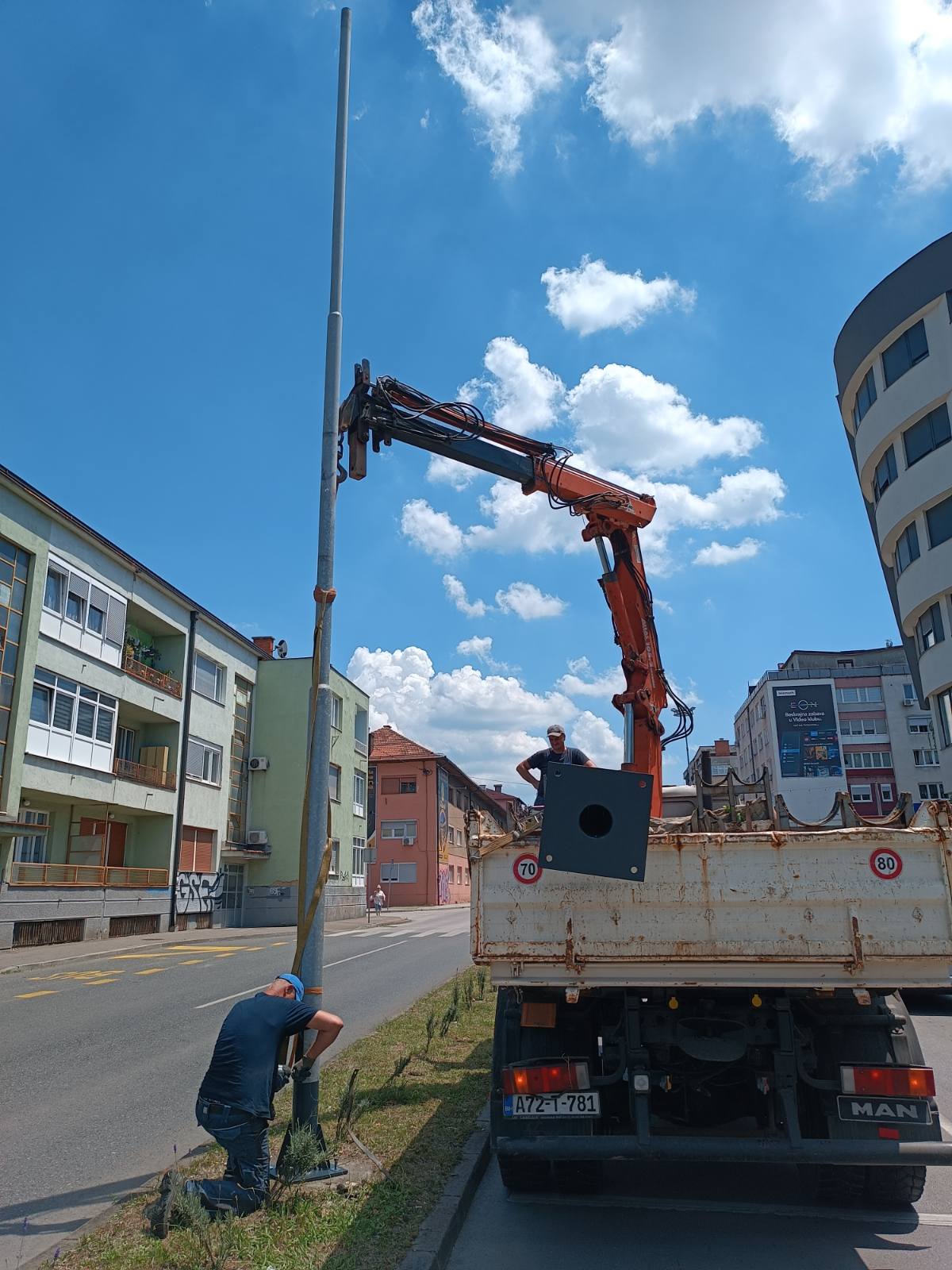 Grad Tuzla nastavlja modernizaciju javne rasvjete, u toku druga faza zamjene metalnih stubova | RTV7