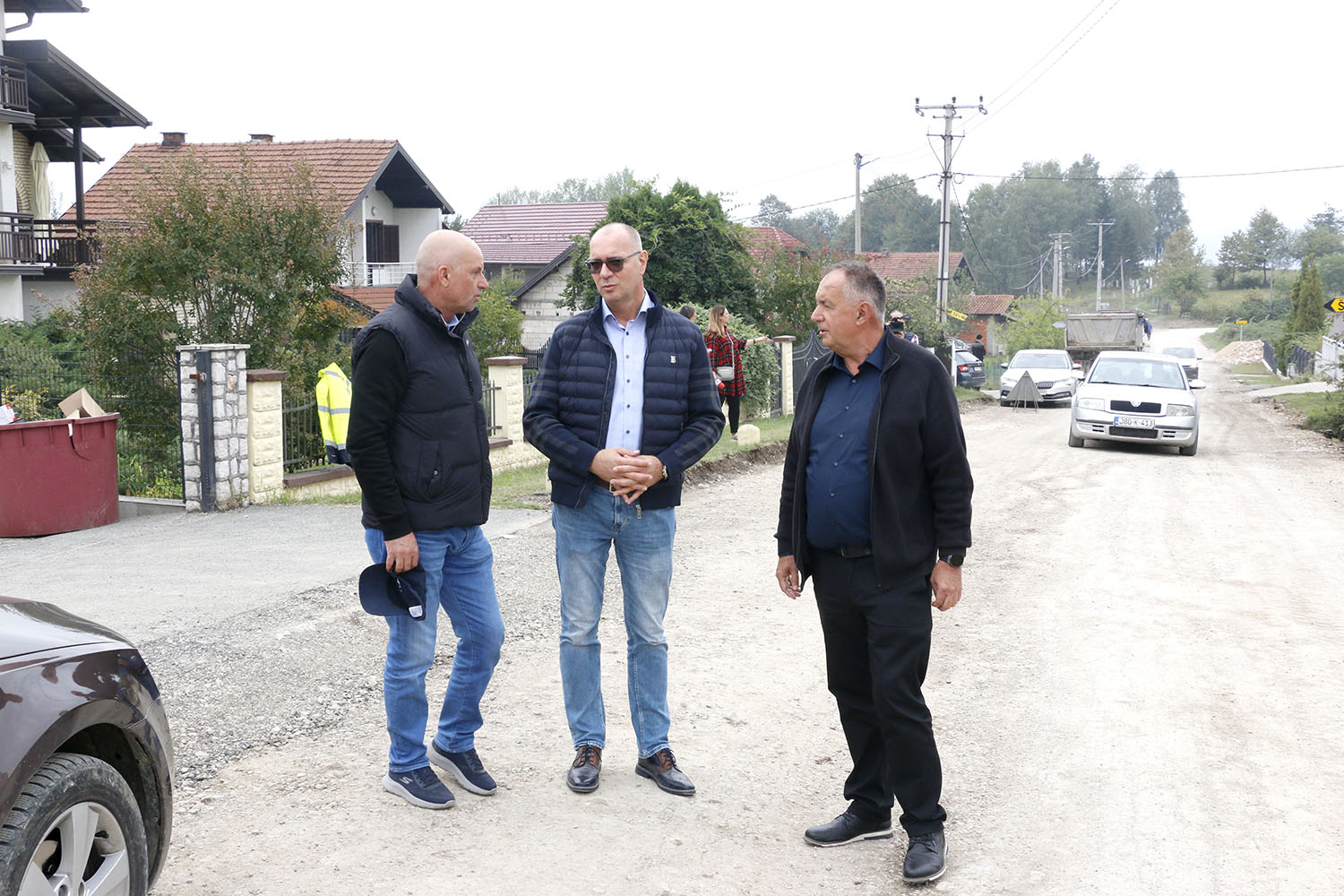 Gradonačelnik Tuzle u posjeti MZ Kiseljak gdje se izvode radovi na sanaciji ceste prema Husinu (VIDEO) | RTV7