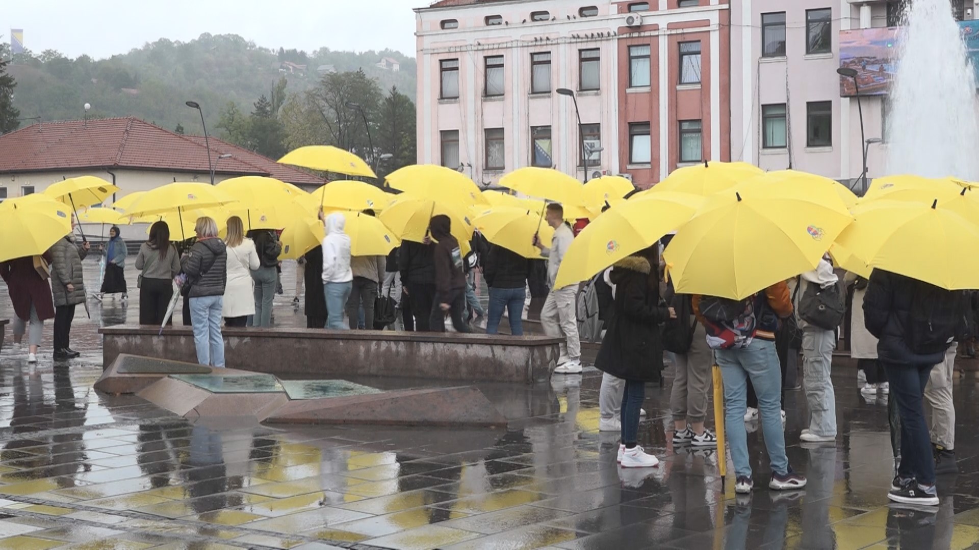 (Video)Na Trgu slobode oblikovana “Zlatna vrpca”, simbol djece oboljele od raka | RTV7