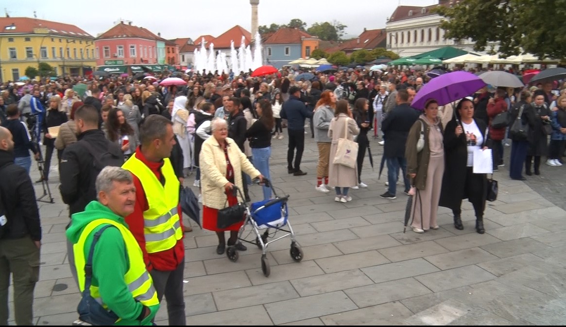 (Video) U znak podrške onkološkim pacijentima,u Tuzli održani mirni protesti | RTV7